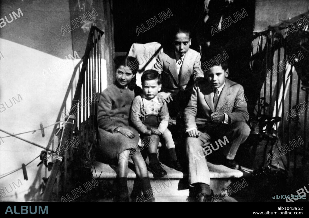 El escritor español Juan Marsé, a la derecha, junto a su hermano Jordi, su hermana Regina y su amigo Jaime en 1944.