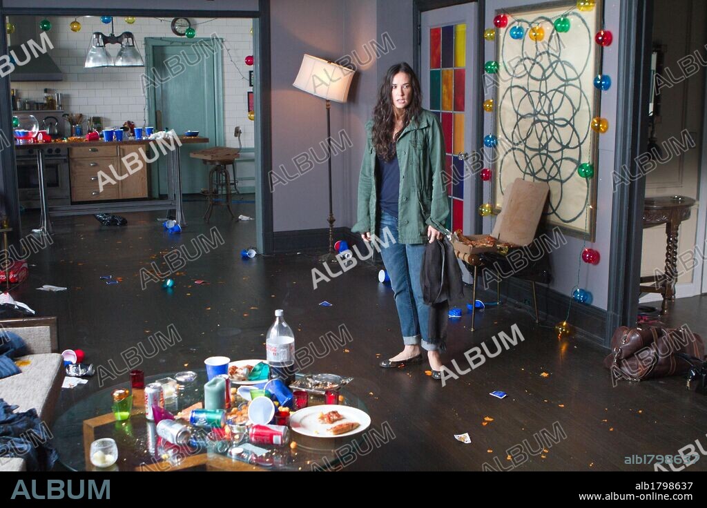 DEMI MOORE in LOL, 2012, directed by LISA AZUELOS. Copyright DOUBLE FEATURE FILMS.