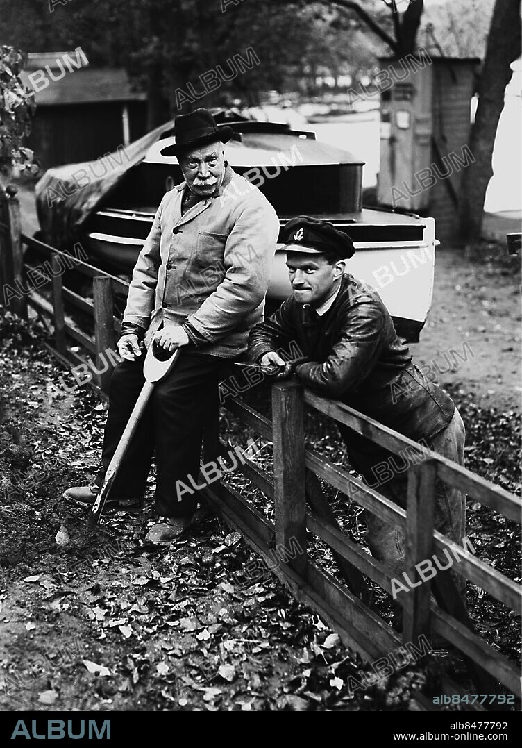 ARKIV 1930 . Två herrar vid Eriksdalslundens koloniträdgård i Stockholm.. Two men talking at allotment garden Erikslund in Stockholm.. Foto: TT / Kod 1900.