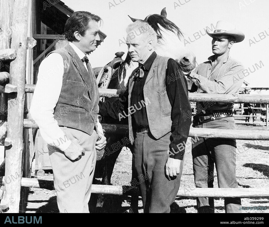 CHARLES BICKFORD, CHARLTON HESTON and GREGORY PECK in THE BIG COUNTRY, 1958, directed by WILLIAM WYLER. Copyright UNITED ARTISTS.