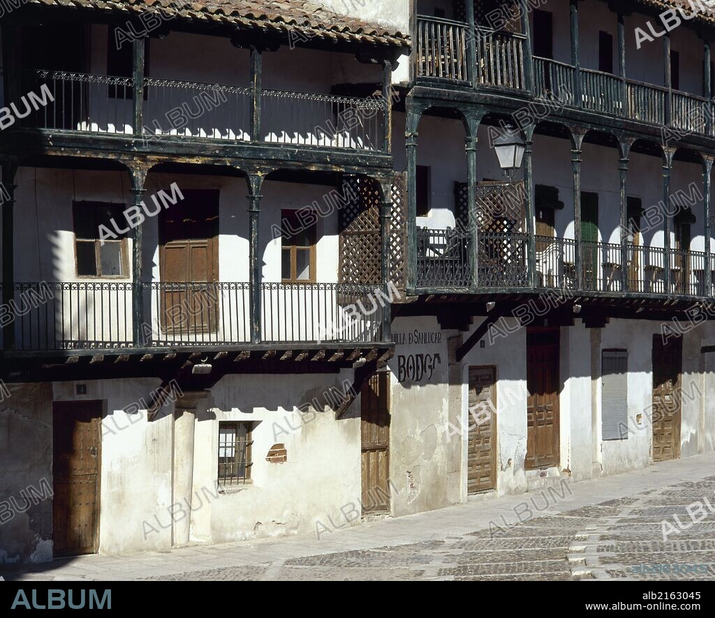 COMUNIDAD DE MADRID. CHINCHON. Vista de los edificios típicamente castellanos existentes en la Plaza Mayor, con soportales y galerías. España.