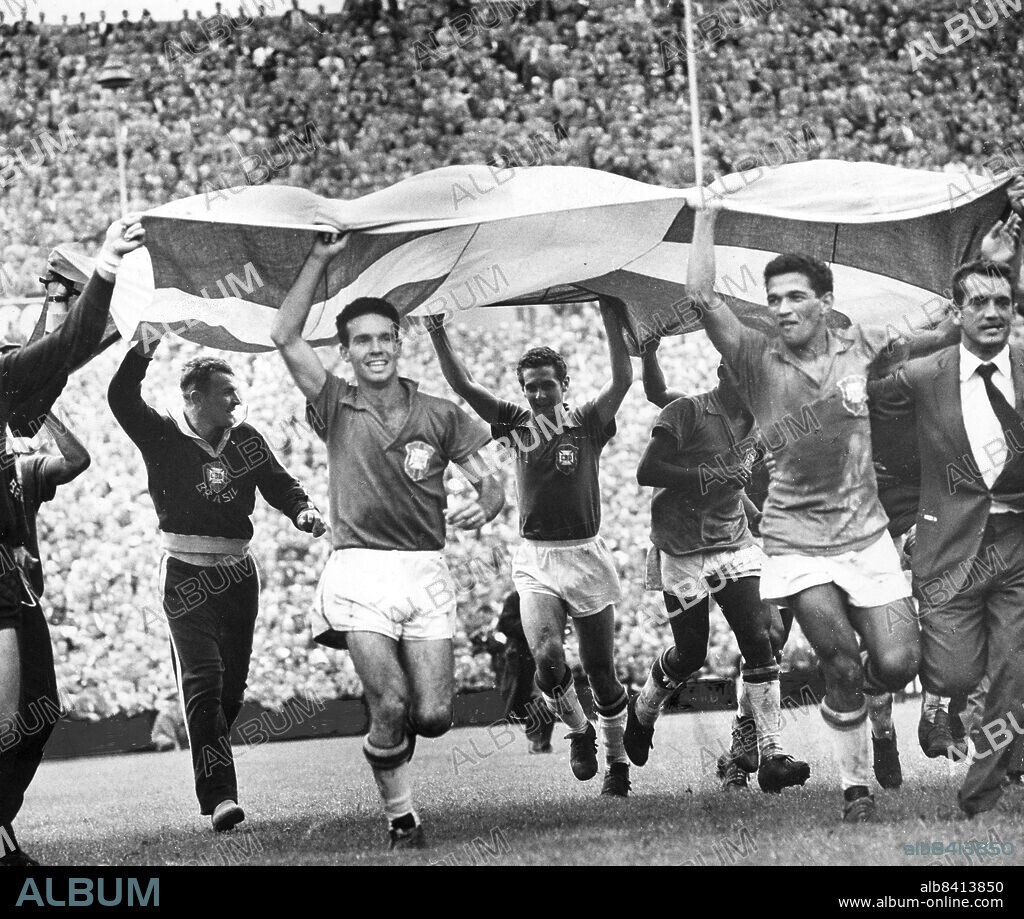 SOLNA 19580629. The 1958 FIFA World Cup soccer / fooball finals between Sweden and Brazil held at Rasunda stadium, Sweden. Brazilian celebration (holding a Swedish flag) after they won the fiinal 5-2 and became World Champions.. Photo Olle Seijbold / SCANPIX / Kod: 51.