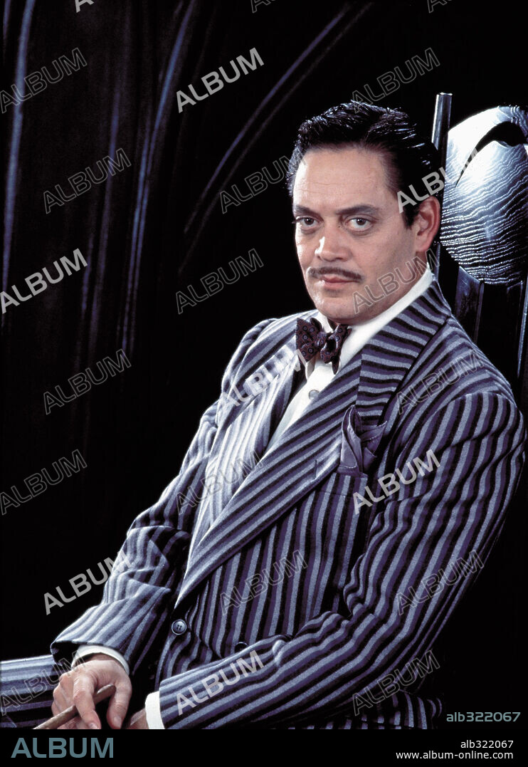 RAUL JULIA in THE ADDAMS FAMILY, 1991, directed by BARRY SONNENFELD. Copyright COLUMBIA PICTURES / PAGLIUSO, JEAN.