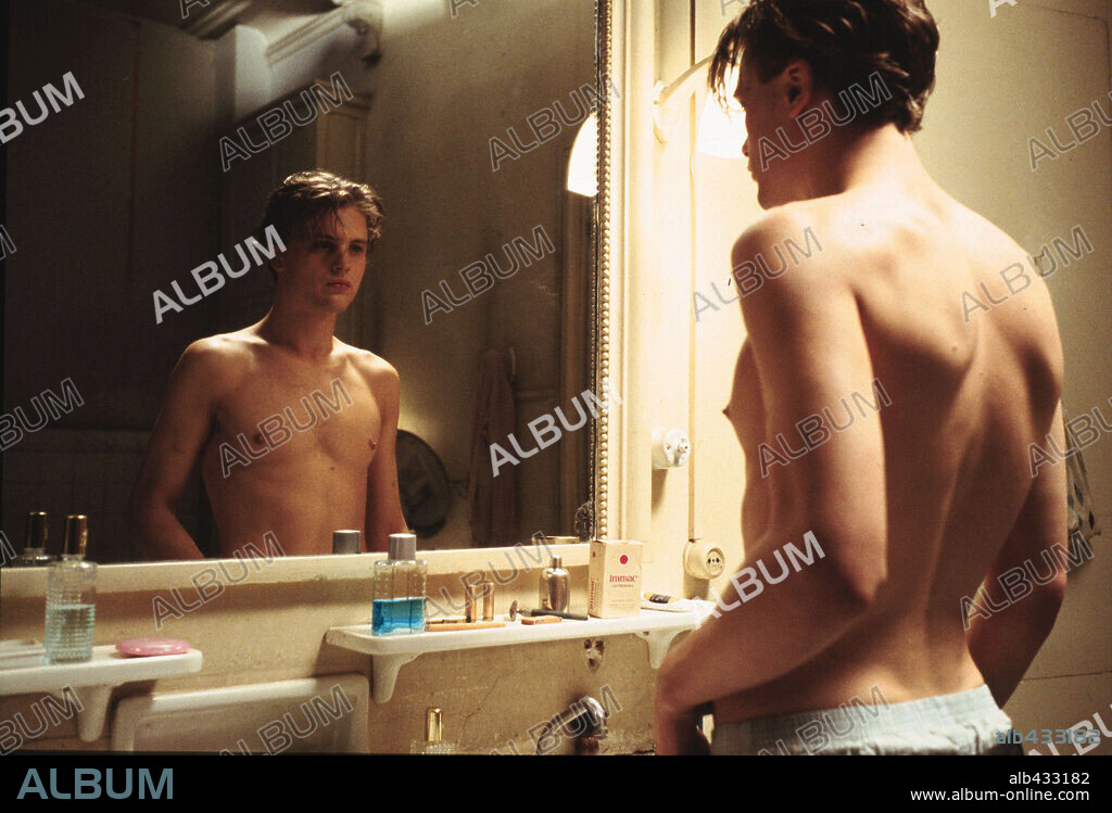 MICHAEL PITT in THE DREAMERS, 2003, directed by BERNARDO BERTOLUCCI. Copyright RECONDED PICTURE COMPANY/PENINSULAÑ FILMS/FICTION FILMS.