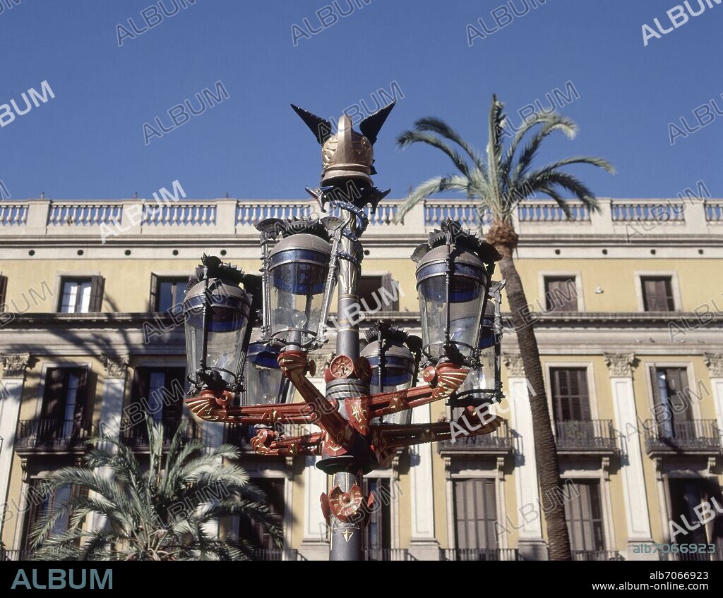 ANTONI GAUDÍ. DETALLE DE LA FAROLA DISEÑADA EN 1878 - CASCO ALADO CON DOS SERPIENTES ENROSCADAS.
