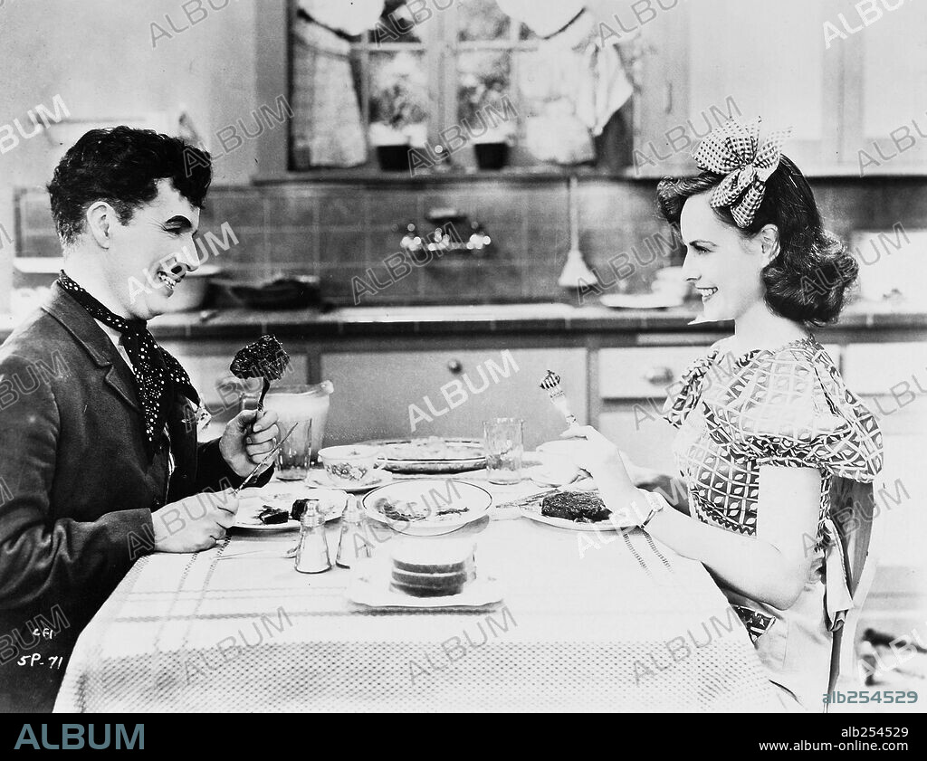 CHARLIE CHAPLIN et PAULETTE GODDARD dans MODERN TIMES, 1936, réalisé par CHARLES CHAPLIN. Copyright CHAPLIN/UNITED ARTISTS.