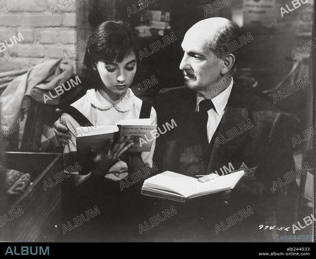 JOSEPH SCHILDKRAUT and MILLIE PERKINS in THE DIARY OF ANNE FRANK, 1959, directed by GEORGE STEVENS. Copyright 20TH CENTURY FOX.
