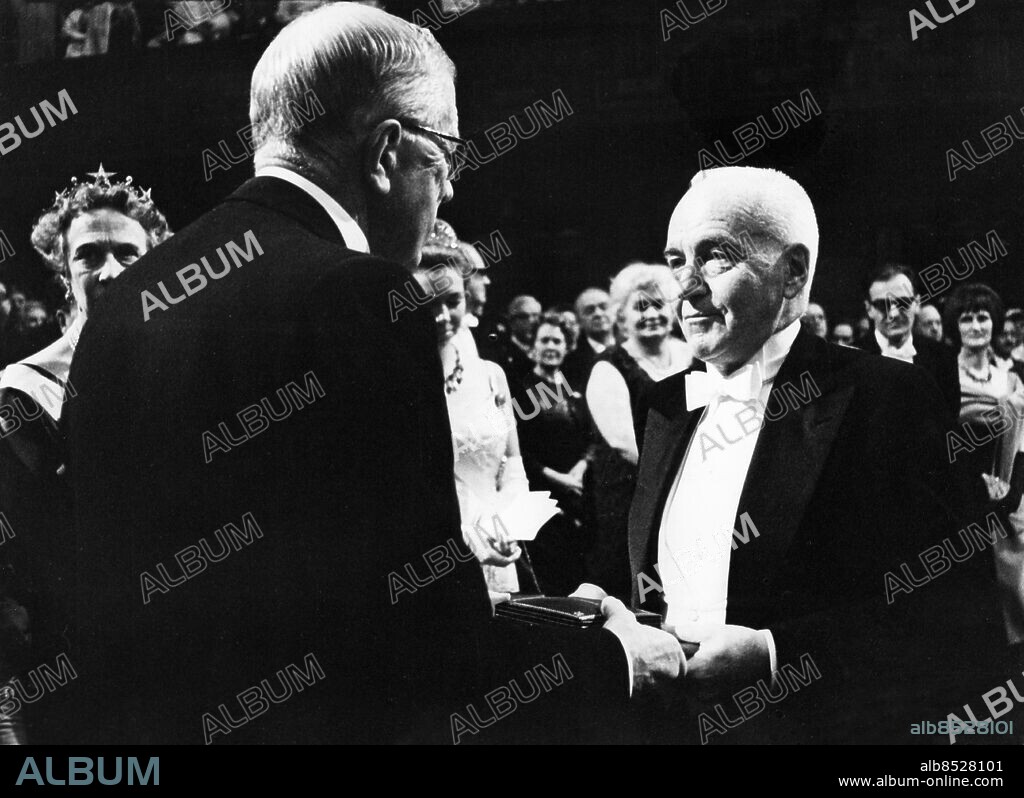 STOCKHOLM 1966-12-10. Orig. bildtext... THE NOBEL PRIZE CEREMONY IN THE CONCERT HALL, Stockholm, December 10th, 1966. 5. Professor Charles B. Huggins, Chicago, one of the two Nobel Medicine Prize winners, receives his award from the hand of the King. Foto: Pool Photo / AB Text & Bilder / SVT / Kod: 5600 Mapp: Nobelpris 1965- 1846 C B Huggins, Nobelpriset i fysiologi eller medicin 1966, tillsammans med Francis Peyton Rous persons: GUSTAF VI ADOLF, KUNG AV SVERIGE;CHARLES B HUGGINS sites: USA*;STOCKHOLM;SVERIGE.
