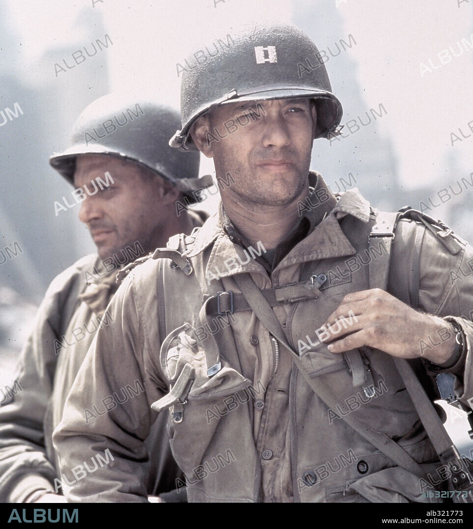 TOM HANKS en SALVAR AL SOLDADO RYAN, 1998 (SAVING PRIVATE RYAN), dirigida por STEVEN SPIELBERG. Copyright DREAMWORKS / JAMES, DAVID.