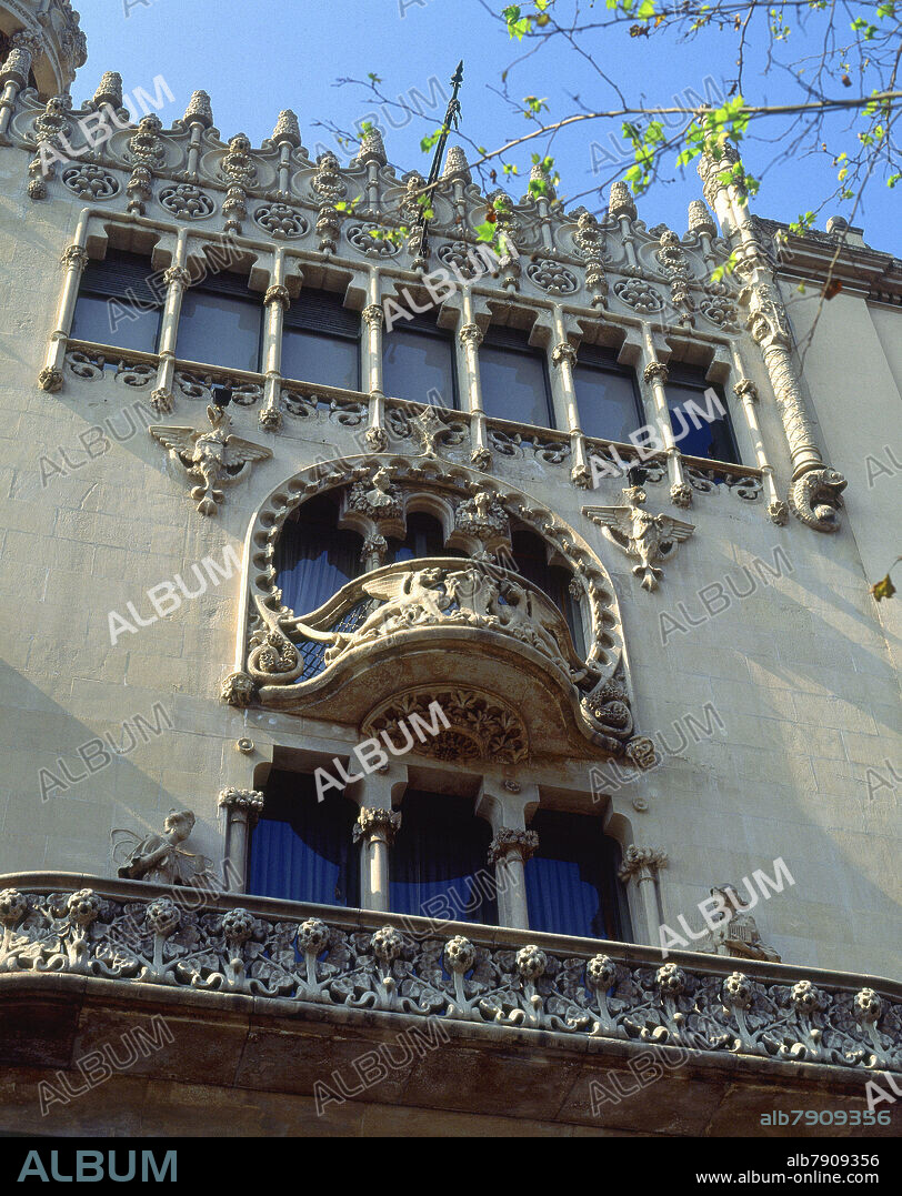 LLUÍS DOMÈNECH I MONTANER. EXTERIOR-FACHADA-DET BALCONES Y VENTANALES CON DECORACION MODERNISTA - FOTO AÑOS 90.