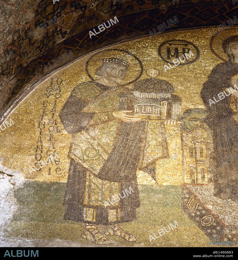 JUSTINIANO I (Tauresio,482-Constantinopla,565). Emperador de Oriente (527-565), sucesor de su tío Justino. Detalle de un mosaico bizantino en el que aparece el emperador Justiniano I ofreciendo la Basílica de Santa Sofía a la Vírgen (datado en el s. X). Basílica de Santa Sofía. Estambul. Turquía.