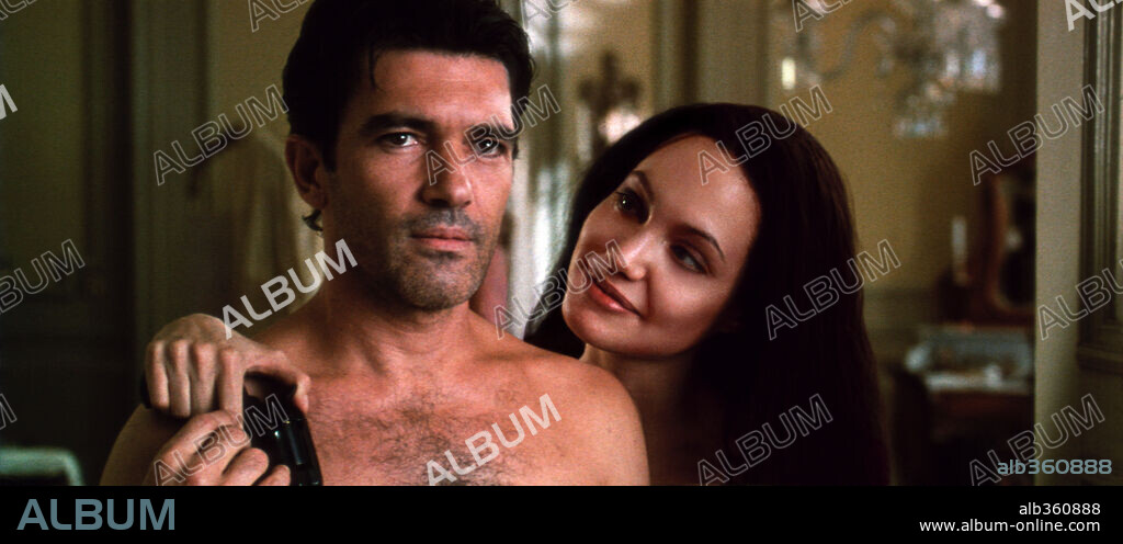 ANGELINA JOLIE and ANTONIO BANDERAS in ORIGINAL SIN, 2001, directed by MICHAEL CRISTOFER. Copyright M.G.M.