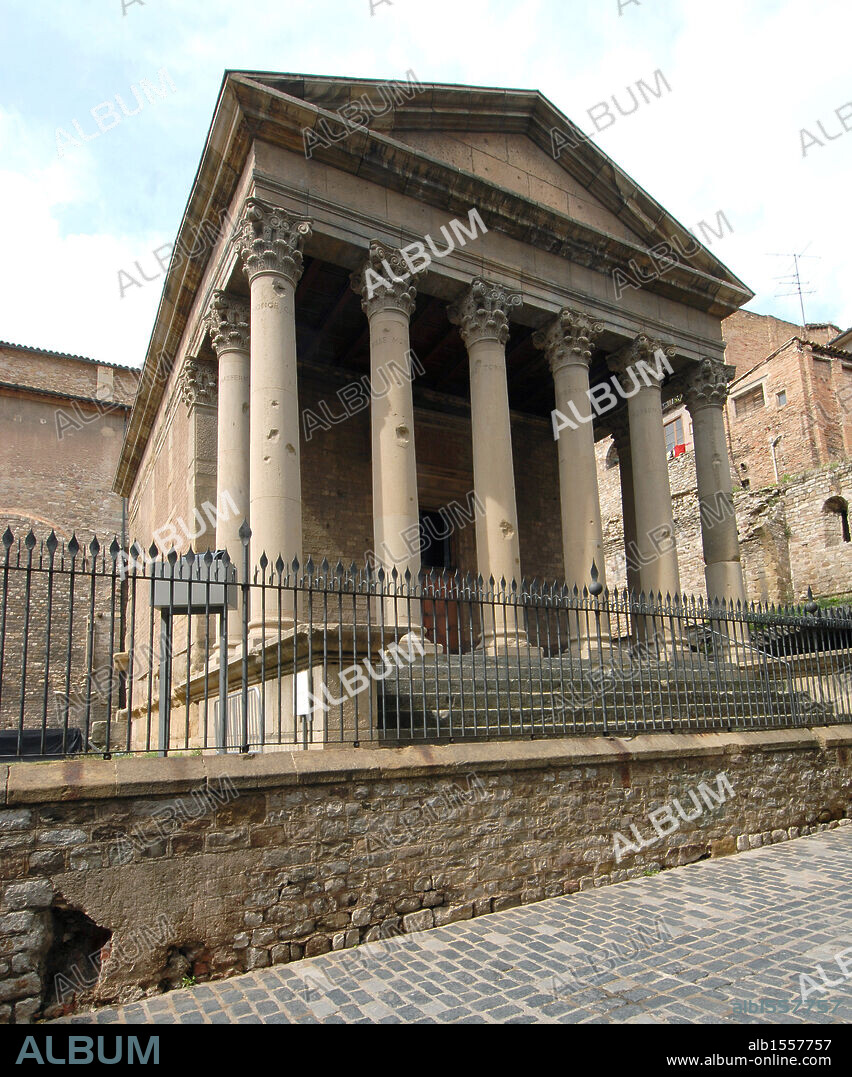 ARTE ROMANO. ESPAÑA. TEMPLO ROMANO. Erigido en el s. II. Está asentado sobre un podio elevado con un pórtico de columnas lisas de base jónica y capiteles coríntios que anteceden a la "naos" o celda. Es de tipo pseudoperíptero, donde las columnas sólo rodean la parte anterior de la celda. VIC. Comarca de Osona. Provincia de Barcelona. Cataluña.