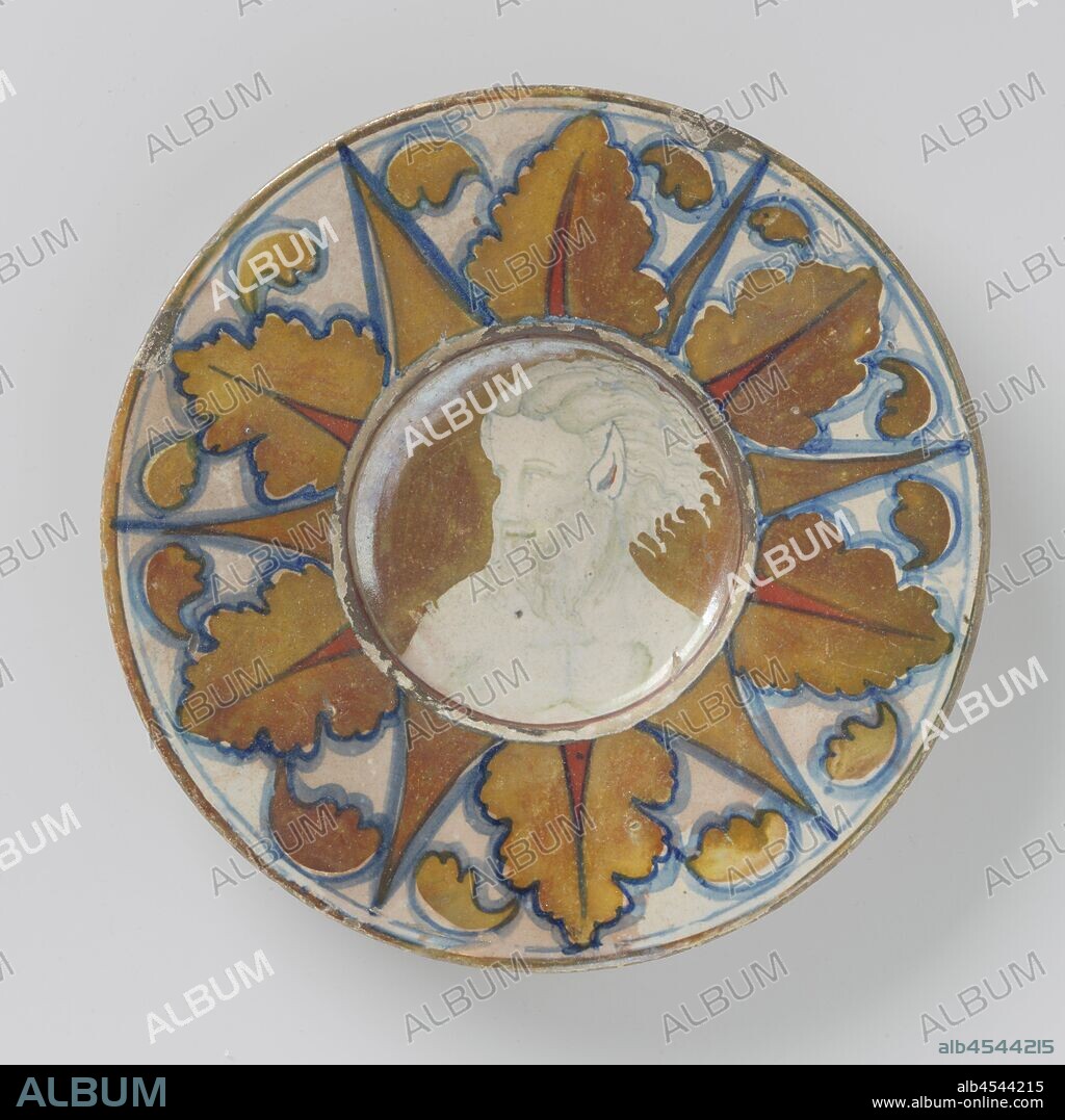 Plate with deepened flat, multi-colored painted with satyr with pointed ears and beard, Round plate of multi-colored painted majolica, with a deepened flat. A man's portrait (Satyr) turned to the left is painted on the shelf. The man has pointed ears and a beard. Oak leaves are alternately painted with pointed shapes on the edge. The plate is painted in blue, gold, brown and red luster. The sign is marked., anonymous, Gabbio, c. 1520 - c. 1530, earthenware, tin glaze, lead glaze, d 22.0 cm × h 2.5 cm.