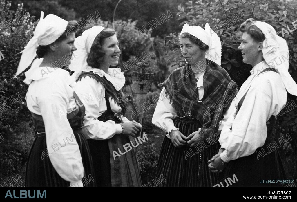 Oxie Härads Hembygdsförening. Kvinnor klädda uppklädda i hembygdsdräkt folkdräkt 1942. Foto: Sydsvenskan / IBL Bildbyrå.