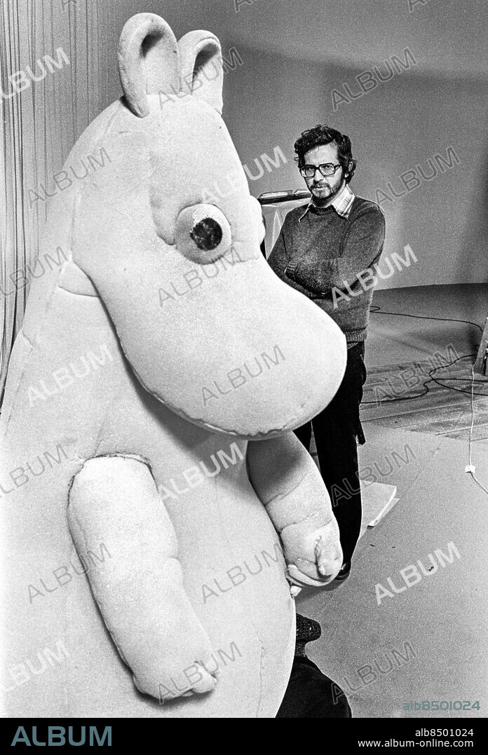 1973-09-25. Reportage inför JULKALENDERN: MUMINDALEN TV-program av Tove och Lars Janson i regi av Pi Lind och Ingegerd Lönnroth. Sänt första gången 1973-12-01. Här ses Mumintrollet (Peter Radise) och Pi Lind. Foto: Bertil S-son Åberg / RiR / SVT / Kod: 5600 Reportage publ. i RiR 49/73 sid. 6-9. RiR 20973 sv/v neg    Adventskalender persons: PETER RADISE;PI LIND sites: SVERIGE.