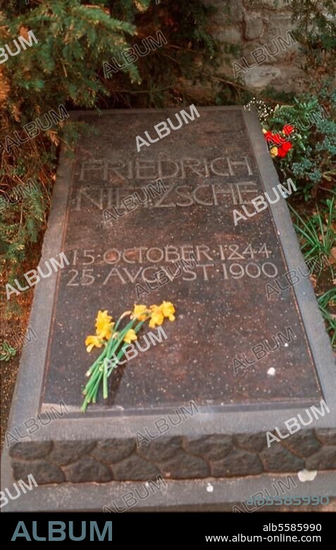 zu: Nietzsche, Friedrich Philosoph. 1844-1900. Grab Nietzsches an der Kirche in Röcken (Sachsen) bei Lützen. Foto, 1990.