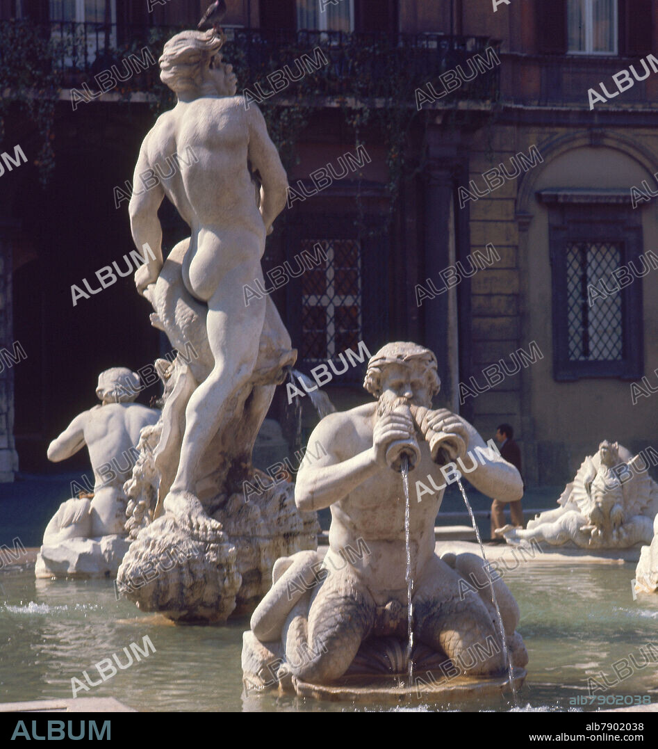 GIACOMO DELLA PORTA (1540-1602). VISTA DE LA FUENTE DEL MORO, EN 1653 SE AÑADIO  EN EL CENTRO LA FIGURA DE UN ETIIPE LUCHANDO CON UN DELFIN DE BERNINI, TRIRON SOPLANDO EN PRIMER PLANO.