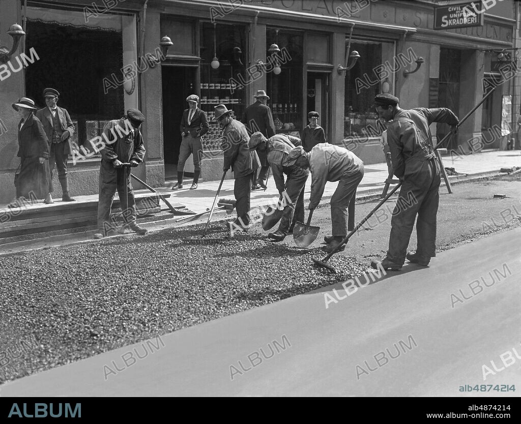 STOCKHOLM 1935-01-01. Asphalt pavers work on one of Stockholm's streets. Photo: TT Historical / Code 1902.