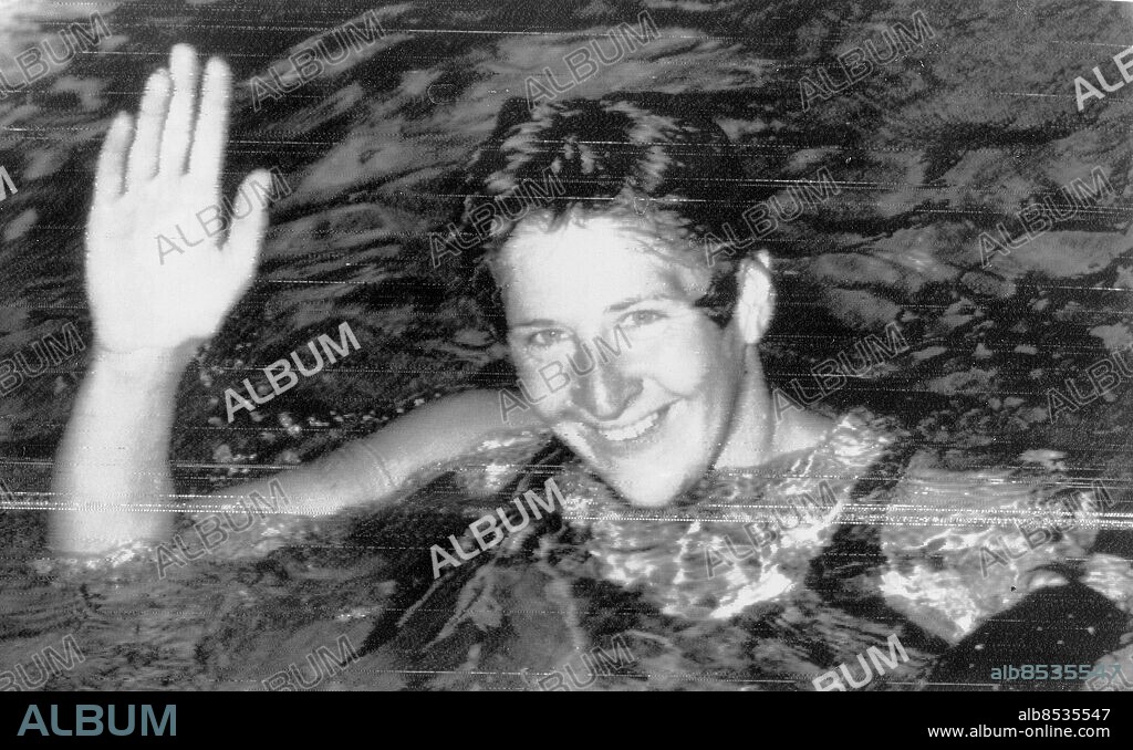 Orig. bildtext... AUSTRALIAN SWIMMER WINS GOLD MEDAL A radio picture from Perth (Australia) at the Empire Games, showing australian swimmer Dawn Fraser waving to the crowd after breaking the world record for the Women's 110 yards freestyle event with a time of 59,6 seconds. Orig. bildtext... GULDFLICKA I TOKYO: Australiens simmarstjärna Dawn Fraser tog hem det olympiska guldet på 100 meter fritt på tiden 59.5. Anm. D Fraser, australisk simmare. 1962 blev hon den första kvinnan under 1 minut på 100 meter. Vann guld i OS 1956, 1960 och 1964. Simsport Simning Hälsningar Sommar-OS persons: DAWN FRASER sites: PERTH;AUSTRALIEN.