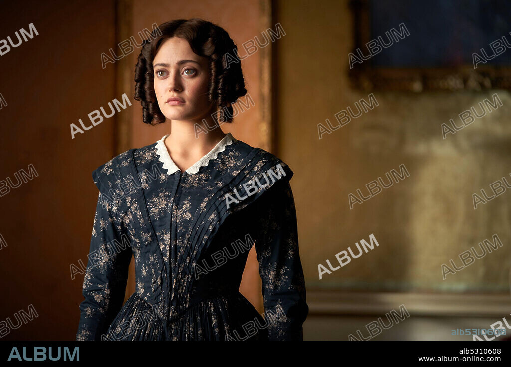 ELLA PURNELL en BELGRAVIA, 2020, dirigida por JOHN ALEXANDER. Copyright NBCUniversal.