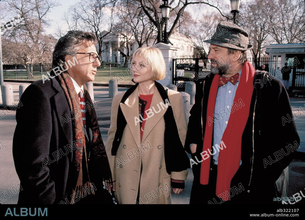 ANNE HECHE, DUSTIN HOFFMAN and ROBERT DE NIRO in WAG THE DOG, 1997, directed by BARRY LEVINSON. Copyright TRIBECA/BALTIMORE PICTURES/PUNCH / CARUSO, PHILLIP.