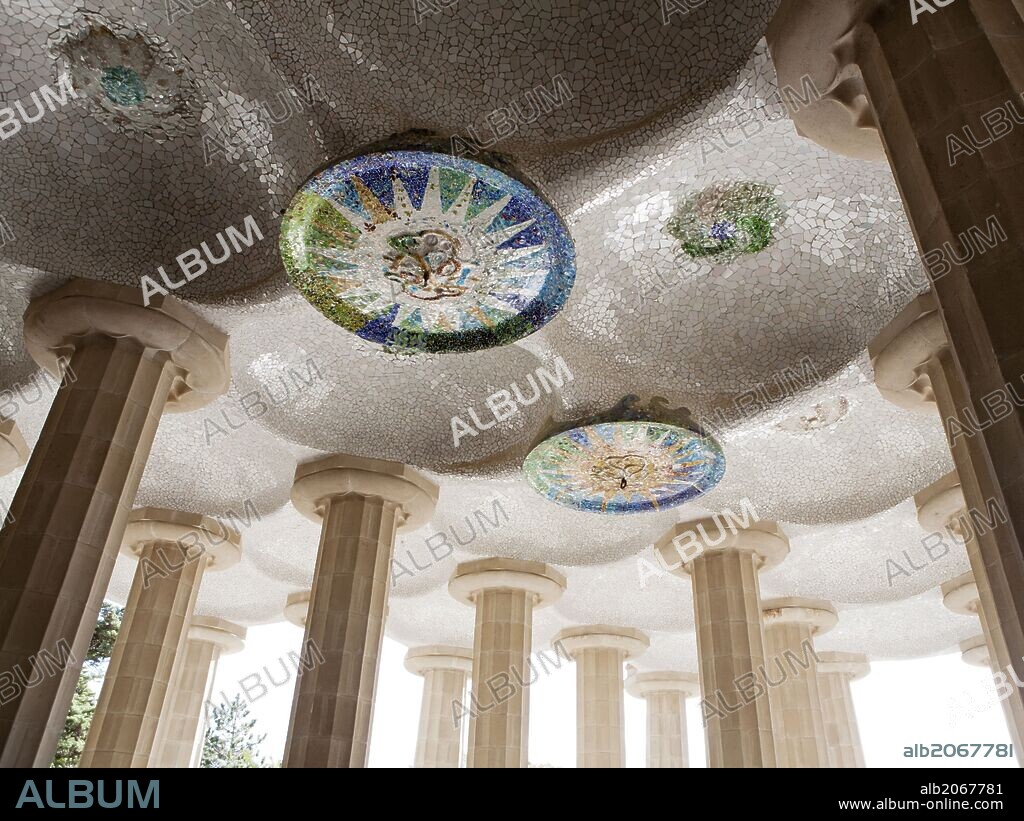 Park Güell. Techo de la sala Hipóstila: Plafones circulares diseñados por Josep Maria Jujol.