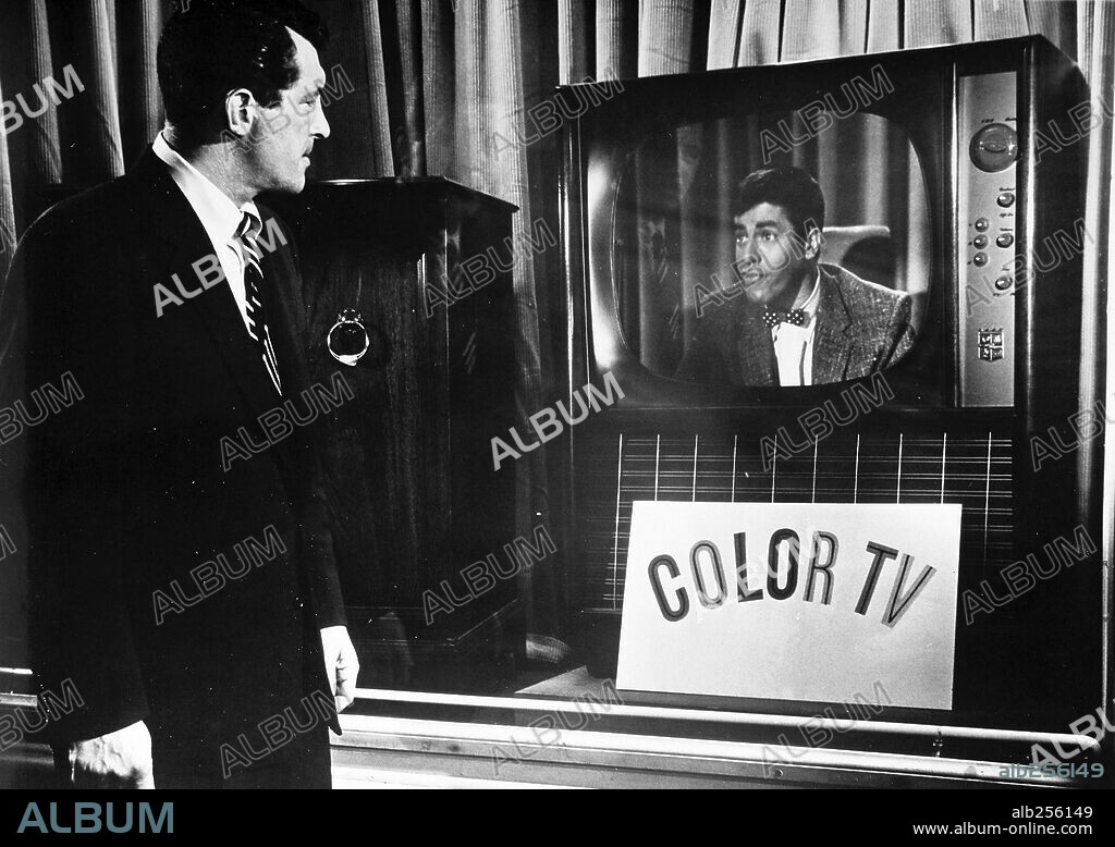 DEAN MARTIN y JERRY LEWIS en CÓMICOS EN PARÍS, 1955 (ARTISTS AND MODELS), dirigida por FRANK TASHLIN. Copyright PARAMOUNT PICTURES.
