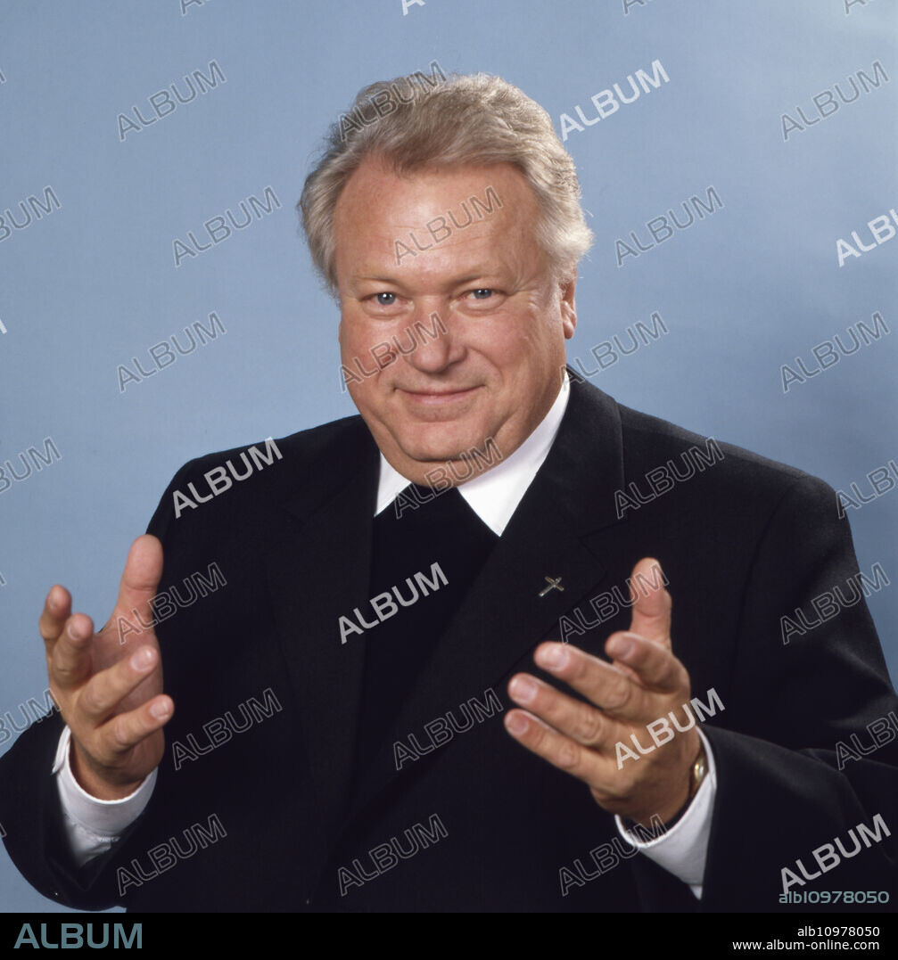 Portrait shot of the German film, theater and television actor Günter Strack on the ZDF pastor's series "Body and soul" in Grossostheim near Aschaffenburg, Germany 1992.