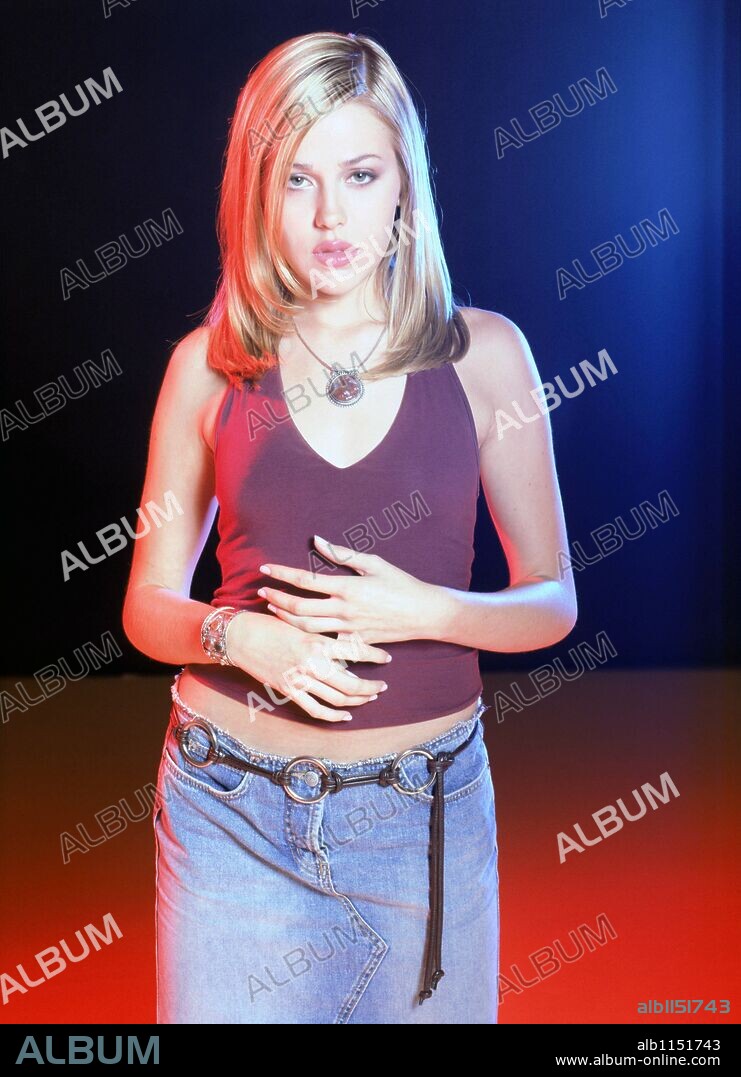 MAJANDRA DELFINO in ROSWELL, 1999 (ROSWELL-TV), directed by PATRICK R. NORRIS. Copyright 20TH CENTURY FOX / Cortesía.