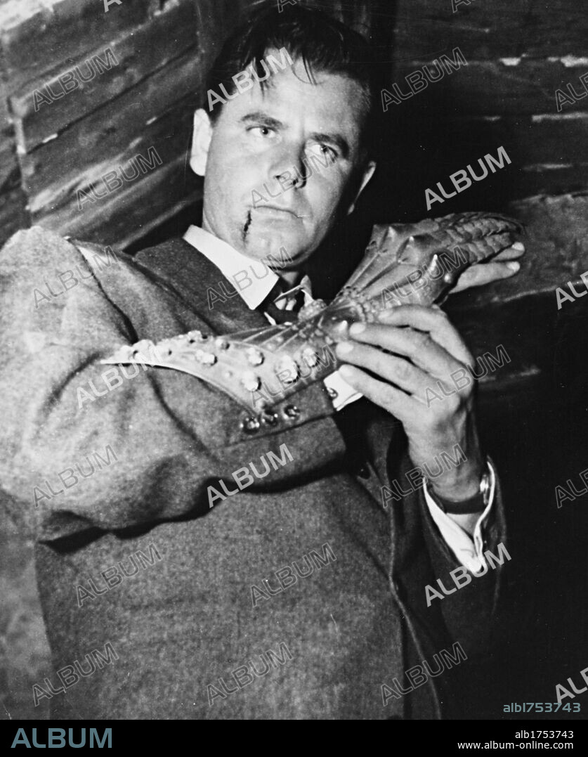 GLENN FORD en EL GUANTELETE VERDE, 1952 (THE GREEN GLOVE), dirigida por RUDOLPH MATE. Copyright UNITED ARTISTS.
