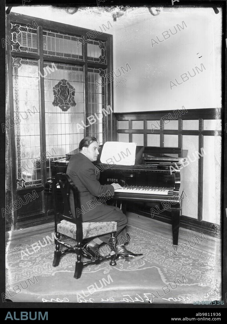 1930. Miguel fleta en su casa Madrileña.