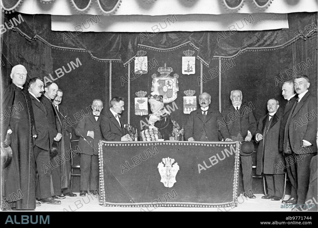 Madrid, 12/21/1916. The Lugo deputation in the Galician Center. The commissioners of Lugo, with the Countess of Pardo Bazán (1) and the president of the center, Mr. Espada (2), giving an account of their efforts in favor of the railway from El Ferrol to Gijón and from Lugo to Ribadeo.