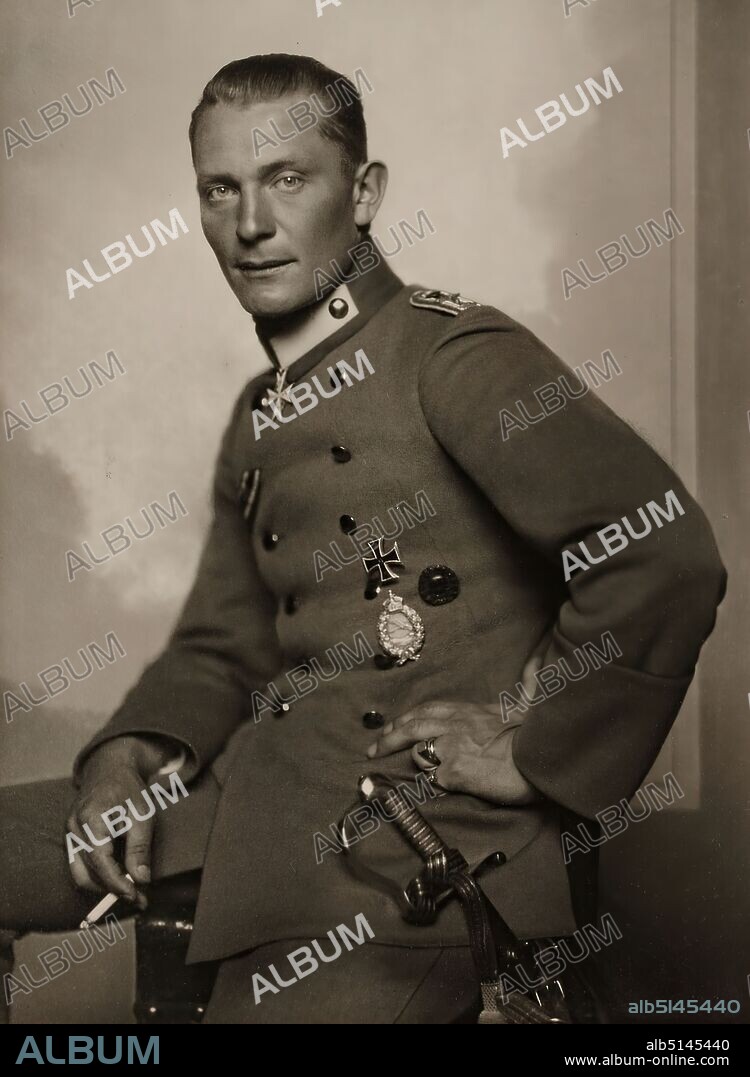 Atelier E. Bieber, Nicola Perscheid, Hermann Göring, Staatliche Landesbildstelle Hamburg, Collection on the History of Photography, silver gelatin paper, black and white positive process, image size: height: 22.20 cm; width: 16.40 cm, label: recto and on the box: typographical: Nicola Perscheid, Hermann Göring (life data in lead added), print v. Bieber - Berlin, from the original negative, (in lead: silver bromide, around 1930), portrait photography, studio photography/studio photography, half-figure portrait, historical person, uniforms (military), air force.