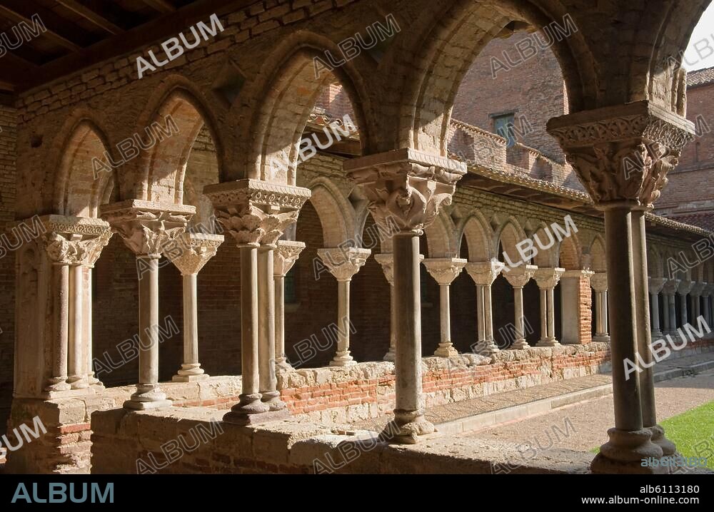 Moissac (Dép.Tarnet-Garonne, Midi-Pyrénées, Frankreich), Abtei / Abbaye Saint-Pierre, Kreuzgang / Cloître (1100 geweiht).-Innenansicht: Blick aus der Westgalerie auf die Nordgalerie.-Foto, 2007.