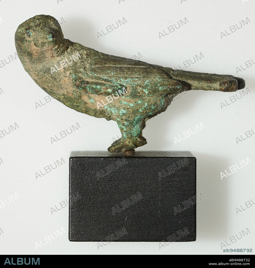 Falcons, one of a pair, 600-222 BCE, 1 1/2 × 2 3/4 × 1 3/8 in., 0.4 lb. (including mount) (3.81 × 6.99 × 3.49 cm, 0.2 kg (including mount)), Bronze, China, 6th-3rd century BCE.