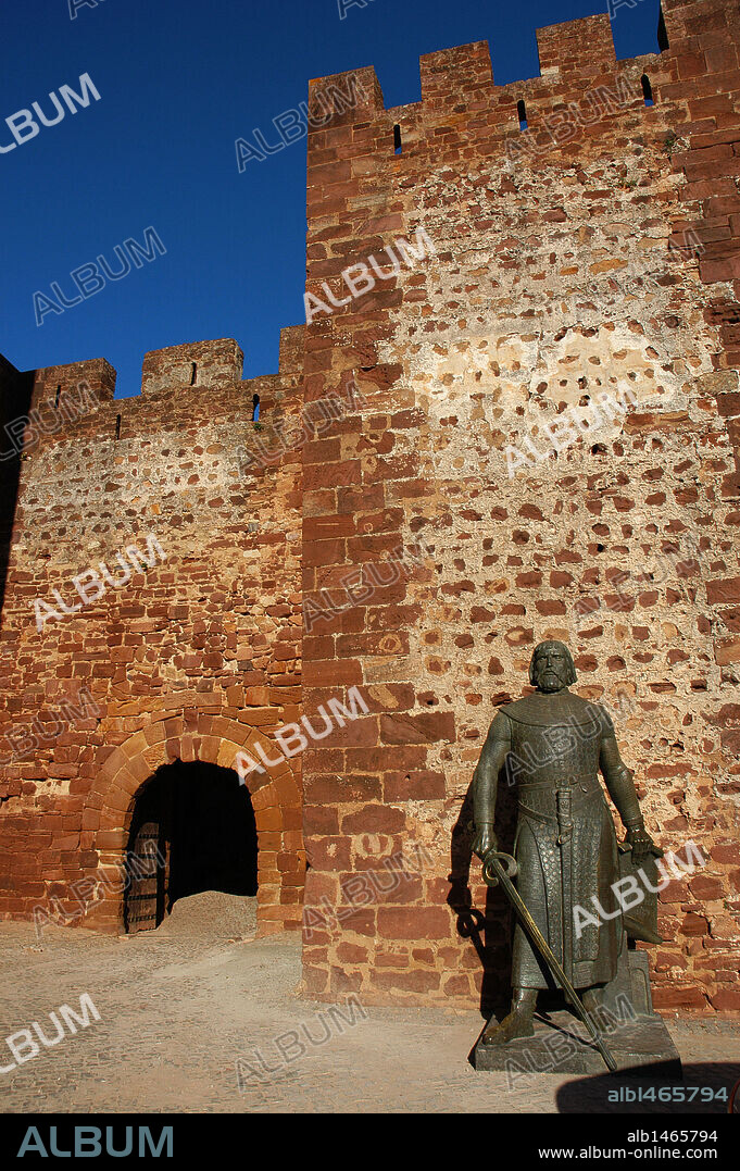 Sancho I (1154-1212). Rey de Portugal. Estatua del rey situada junto a la entrada del castillo. Realizada en bronce por Leopoldo de Almeida (1898-1975), 1965. Silves. El Algarve. Portugal.