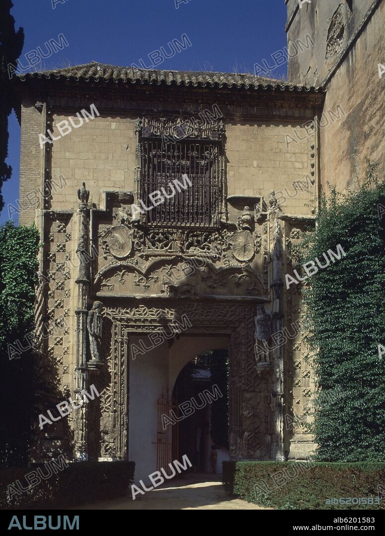 DETALLE DE LA PUERTA DE MARCHENA - PUERTA DEL PALACIO DE LOS DUQUES DE ARCOS - SIGLO XV - GOTICO ISABELINO.