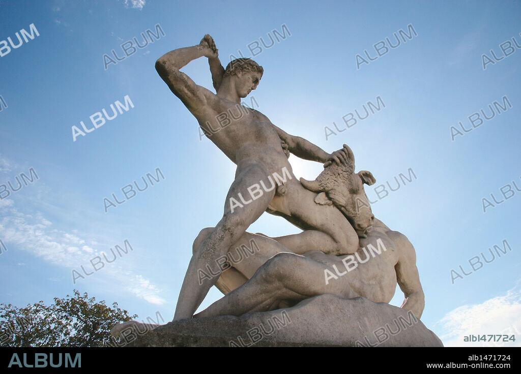 MITOLOGIA CLASICA. Escultura de TESEO MATANDO AL MINOTAURO. Jardín de las Tullerías. París. Francia.