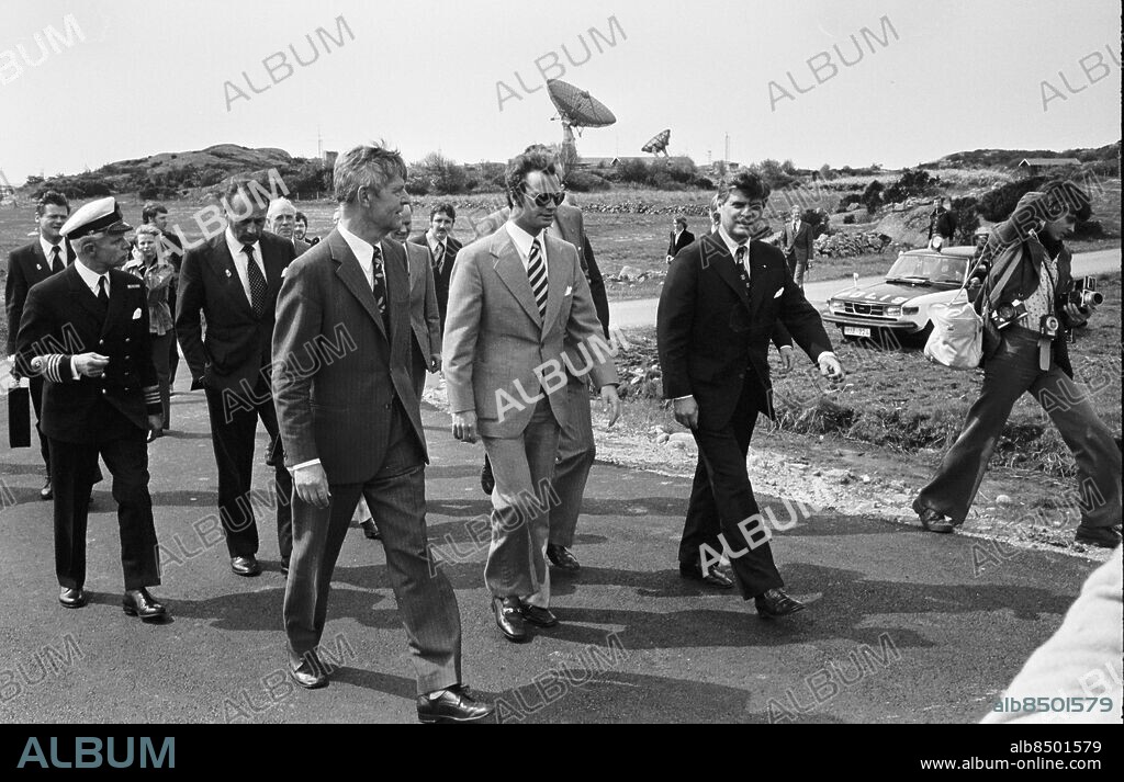 Göteborg - Kungsbacka - Råö - Onsala 1976-05-21. Kung Carl XVI Gustaf inviger parabol på Råöobservatoriet.. Med på bilderna bl.a. landshövding Erik Huss , Victor Hasselblad, 1:e hovmarskalk Björn von der Esch , rektorn på Chalmers Sven Olving , landshövdingen i Halland förre moderatledaren Yngve Holmberg.. Foto: Kamerareportage. *** Local Caption *** The Swedish Royal Family. KAMERAREPORTAGE.