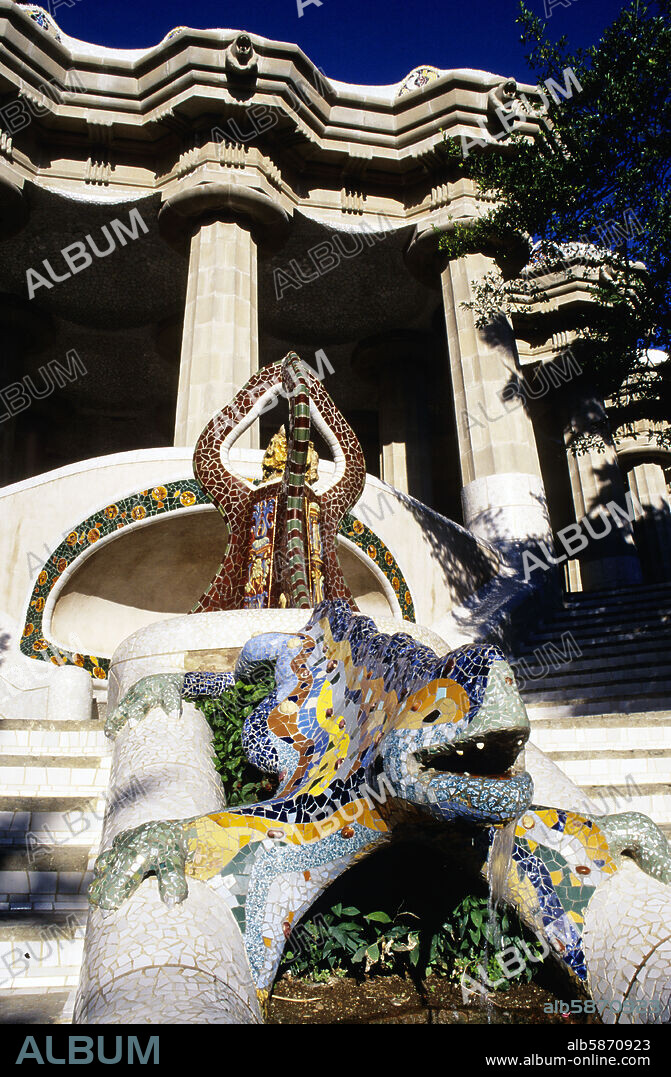 Parc Güell (Gaudí); dragón, escalinata y Sala Hipóstila.