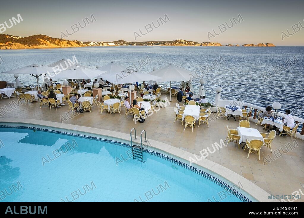 terraza al aire libre, bar restaurante La Gran Tortuga, aldea de Cala Fornells, Calvia, Mallorca,Islas Baleares, Spain.