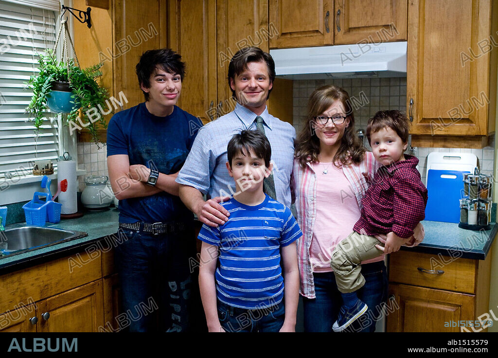 DEVON BOSTICK, RACHEL HARRIS, STEVE ZAHN and ZACHARY GORDON in DIARY OF A WIMPY KID, 2010, directed by THOR FREUDENTHAL. Copyright DUNE ENTERTAINMENT.