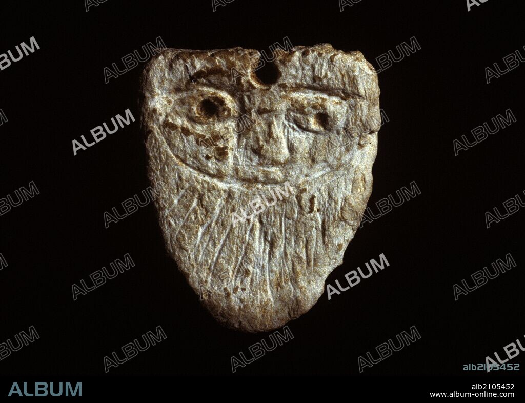 COLGANTE CON LA CABEZA DEL DIOS BES GRABADA (AJUAR PUNICO). DEPOSITO: MUSEO PUIG DES MOLINS.