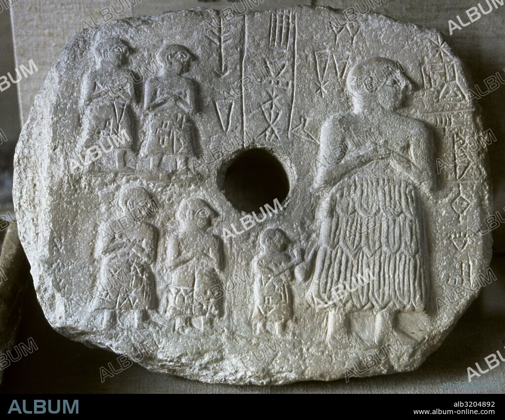 ARTE MESOPOTAMICO-SUMERIO. Relieve votivo de UR-NANSE príncipe de Lagash con su familia. Pieza datada en el año 2550 a. C. aproximadamente y realizada en piedra calcárea. Procede de Tello, antigua Girsu. Museo del Louvre. París. Francia.