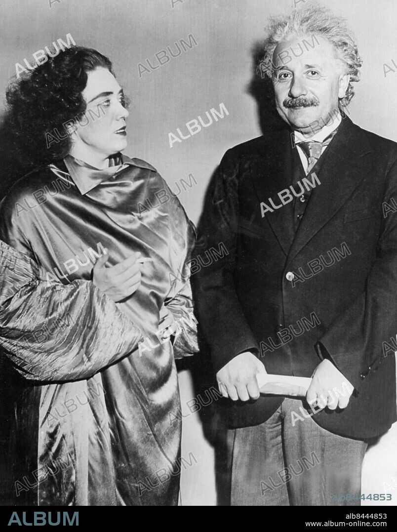 Orig. bildtext... DISTINGUISHED GERMANS Two representatives of different arts, but from the same country met in Los Angeles recently, when Professor Albert Einstein hailed Mary Wigman, celebrated dancer, as a scientist of the dance who has introduced planes and angles in her movements and who has created a new dynamic style that expresses universal emotions. Above photo shows Einstein and Miss Wigman during their meeting. Anm. CD138 A. Einstein,1879-1955, tysk-schweizisk-amerikansk fysiker, förgrundsgestalt inom 1900-talets fysik. Nobelpriset i fysik, 1921 M. Wigman, eg. Marie Wiegmann, 1886-1973, tysk dansös, koreograf och pedagog. persons: ALBERT EINSTEIN;MARY WIGMAN sites: TYSKLAND*;USA;LOS ANGELES.