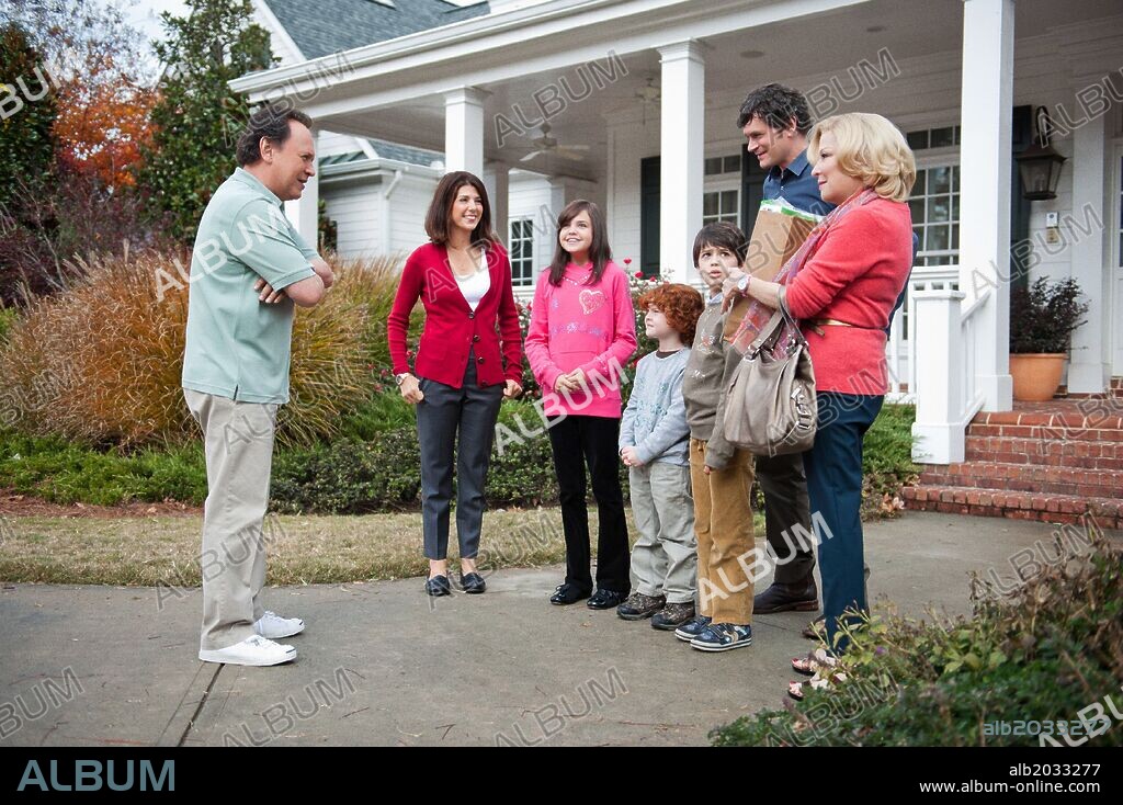 BAILEE MADISON, BETTE MIDLER, BILLY CRYSTAL, JOSHUA RUSH, KYLE HARRISON BREITKOPF, MARISA TOMEI and TOM EVERETT SCOTT in PARENTAL GUIDANCE, 2012, directed by ANDY FICKMAN. Copyright WALDEN MEDIA.