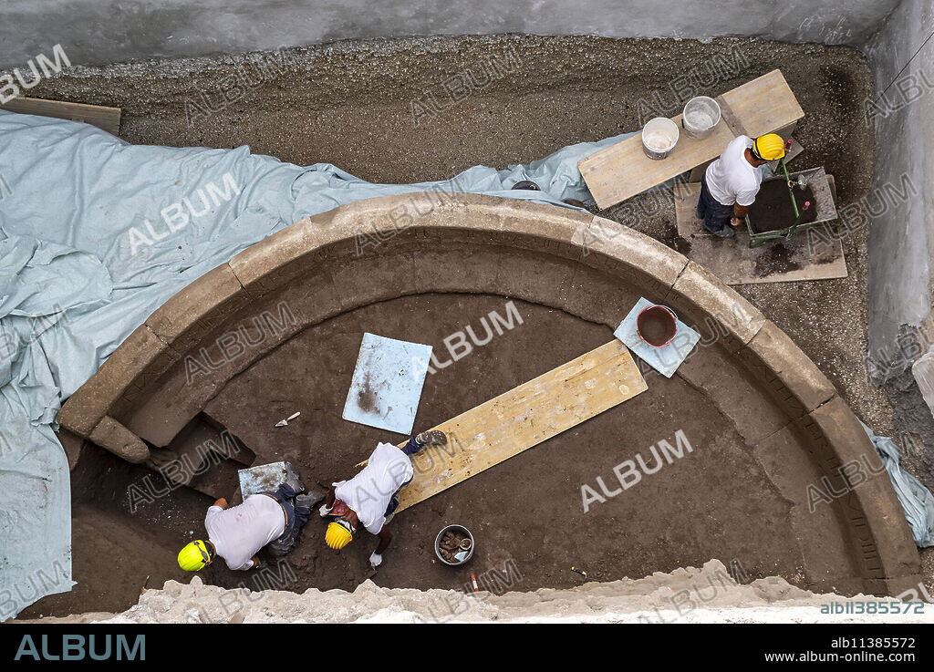 Pompei: Italy, Pompeii, 2024/7/16. archaeological works following the discovery of the tomb of Numerius Agrestinus, son of Numerius, Equitius Pulcher, a military tribune, prefect of the Autrygoni, prefect of military engineering, duumvir (magistrate) for jurisdiction, during the archaeological excavations in Pompeii, 16 July 2024. The tomb dates back to the reign of Roman Emperor Augustus (27 BC - 14 AD). Photograph by MINISTERO DELLA CULTURA / Catholic Press Photo (Credit Image: © Ministero Della Cultura/IPA via ZUMA Press).