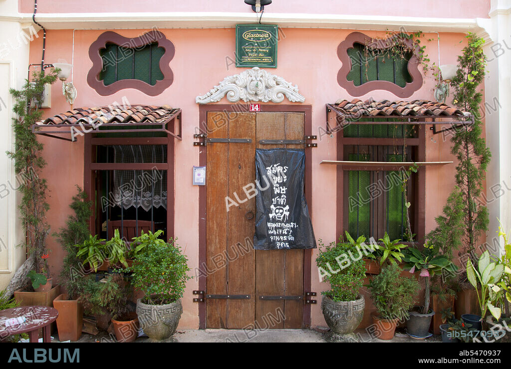 The traditional architecture of Phuket Town is distinctively Sino-Thai and Sino-Portuguese. Having been influenced by migrant Chinese settlers from southern China, it shares a great deal with neighboring Straits Chinese settlements architecture in both the Malaysian cities of Penang and Melaka, and with Singapore.
