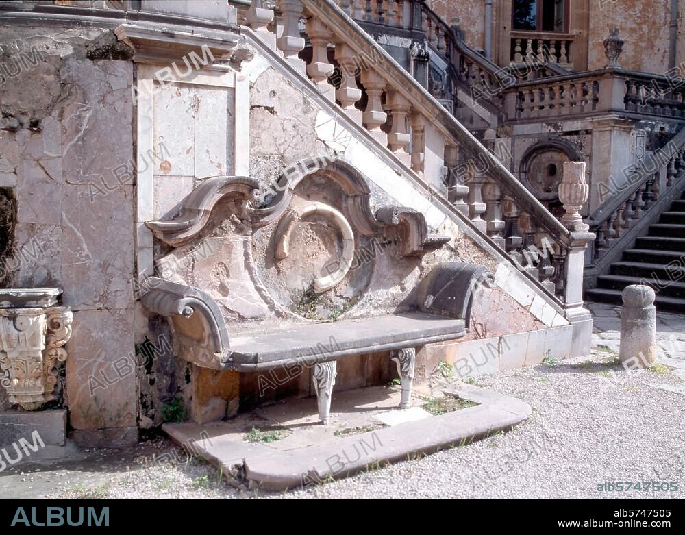 Bagheria, Villa Palagonia / ' Steinsofa' Aufnahmeformat / Filmsize: 4,5 × 6 cm.